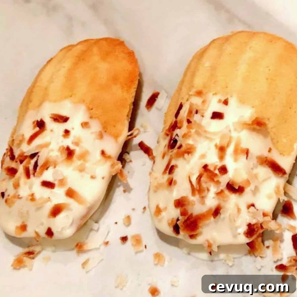 Μαντλέν καρύδας χωρίς γλουτένη 3 Madeleines καρύδας βουτηγμένα σε λευκή σοκολάτα