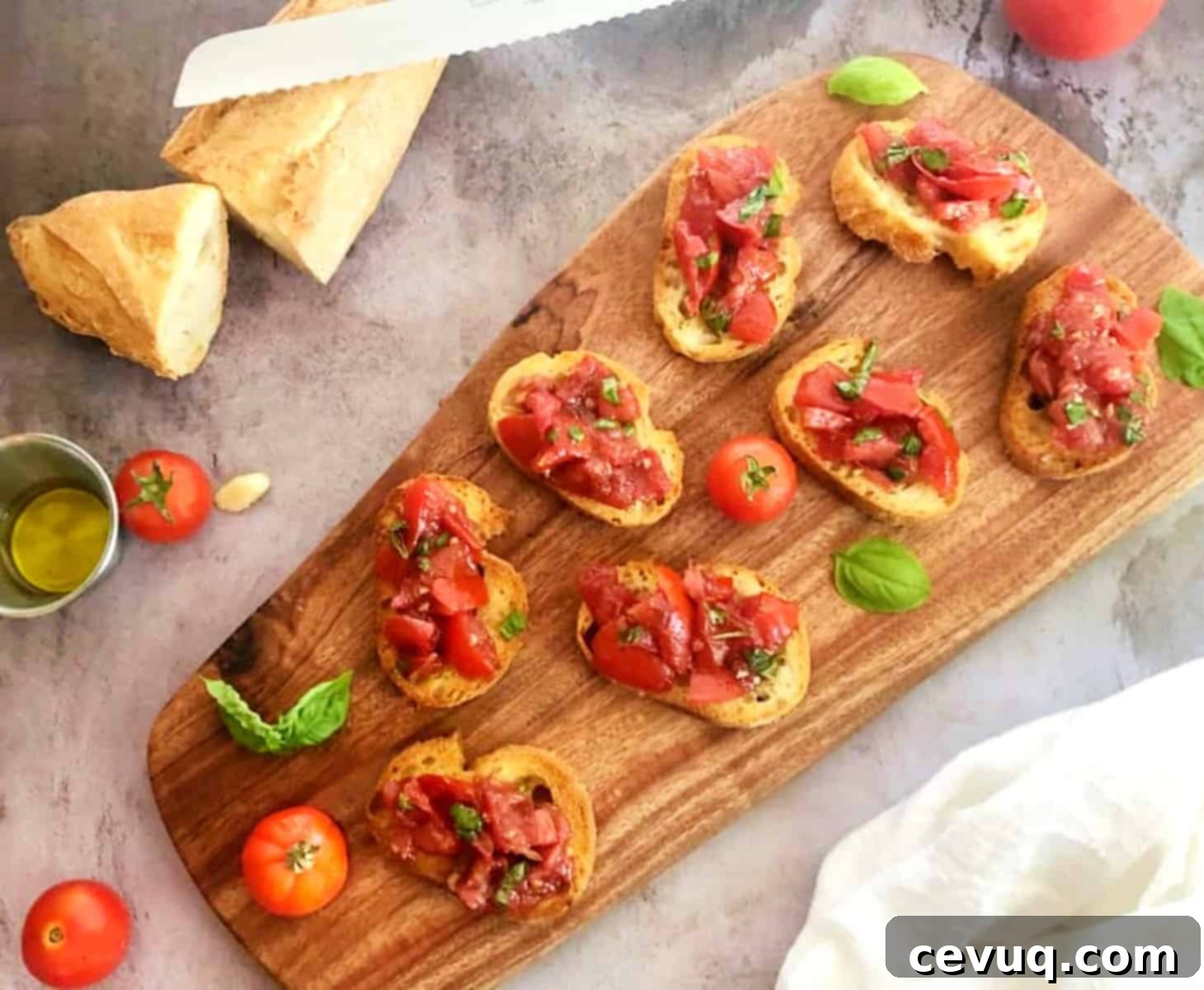 Αεροφριτέζα Μπρουσκέτα 2 μπρουσκέτα στη φριτέζα αέρος σε ένα ξύλο κοπής.