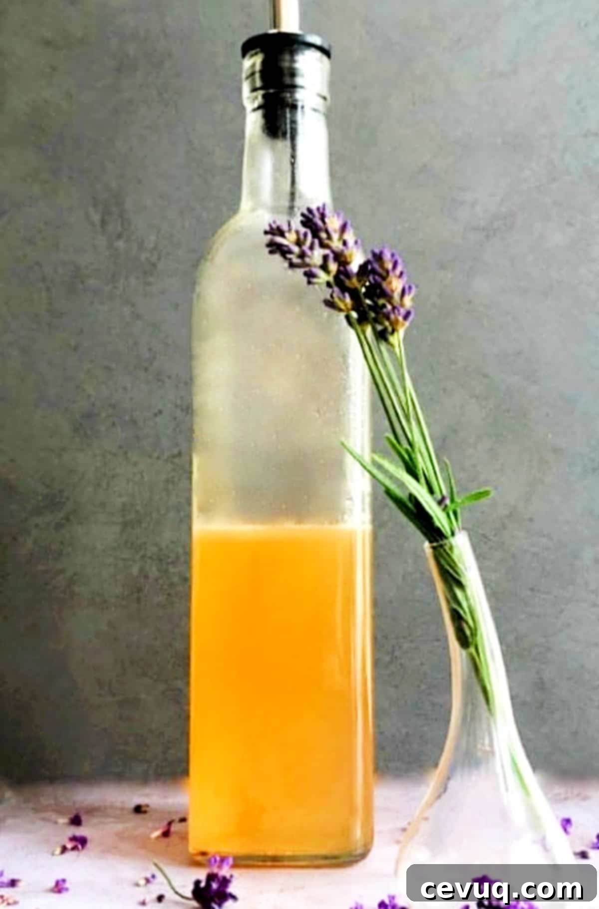 Δημιουργώντας Σιρόπι Μέλι-Λεβάντα 3 honey lavender syrup in a bottle.