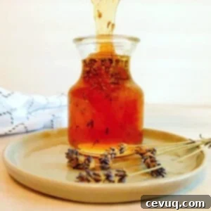 Δημιουργώντας Σιρόπι Μέλι-Λεβάντα 8 honey lavender in a small jar.