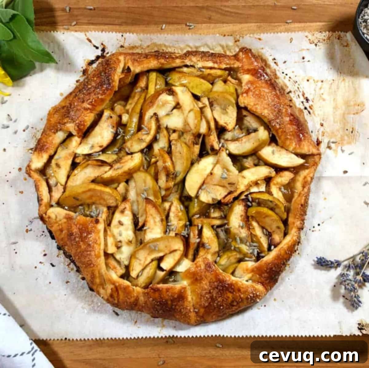 Συνταγή για Γκαλέτα Μήλου με Λεβάντα 3 baked apple lavender galette.