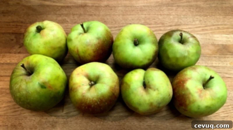 Συνταγή για Γκαλέτα Μήλου με Λεβάντα 4 heirloom green apples on a cutting board