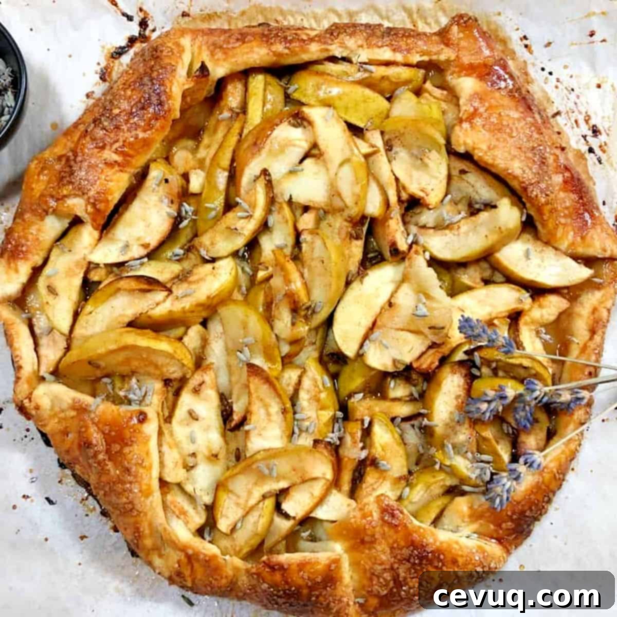 Συνταγή για Γκαλέτα Μήλου με Λεβάντα 9 apple lavender galette with a lavender sprig.