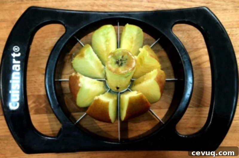 Συνταγή για Γκαλέτα Μήλου με Λεβάντα 10 apple corer/slicer slicing an apple