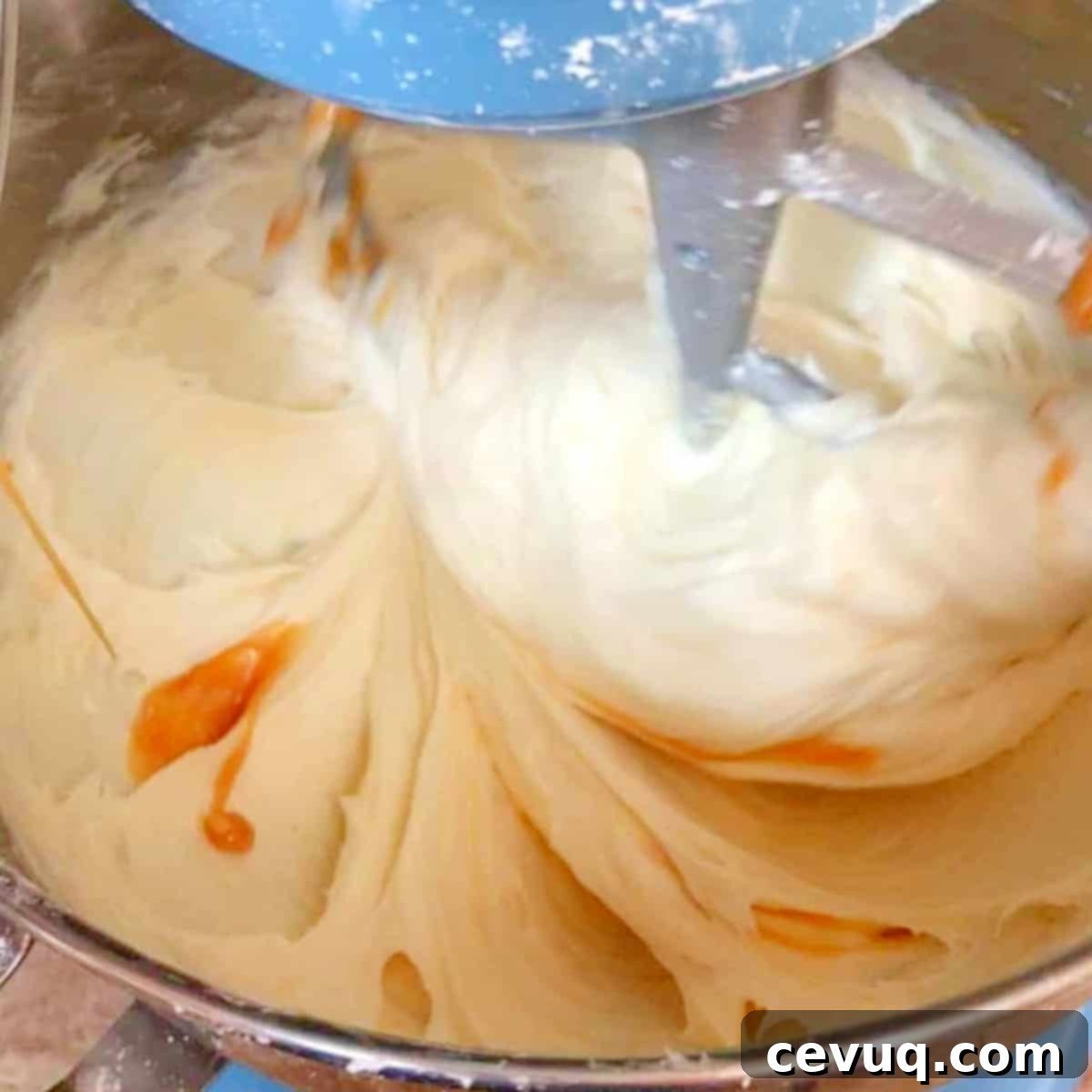 Κρέμα Καραμέλας Μήλου 5 caramel being mixed into apple flavored frosting.