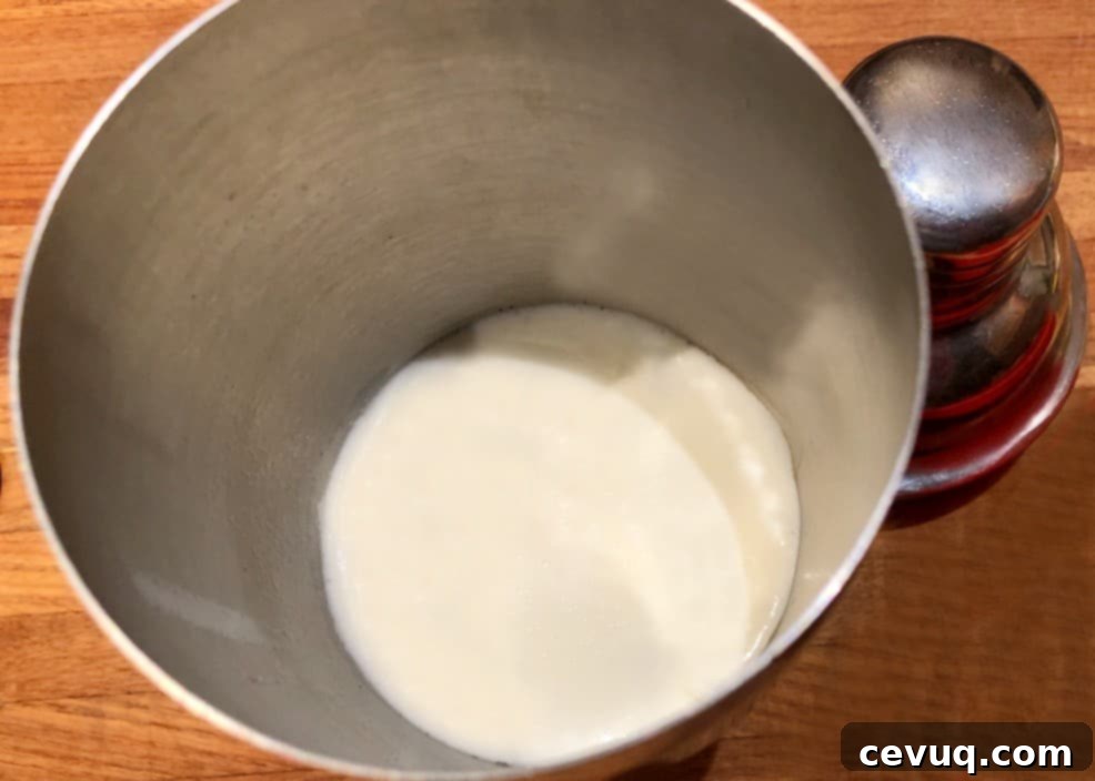Μελομακάρονο Μαρτίνι 3 whipped cream and alcohol in cocktail shaker