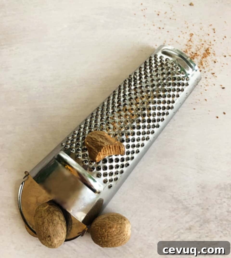 Μελομακάρονο Μαρτίνι 6 nutmeg grinder with a nutmeg seed