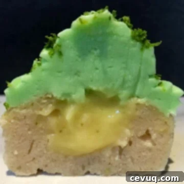 Ντάικιρι: Κλασικό Κοκτέιλ και Κάπκεϊκς 3 cupcake Daiquiri κομμένο στη μέση με κρέμα λάιμ στη μέση.