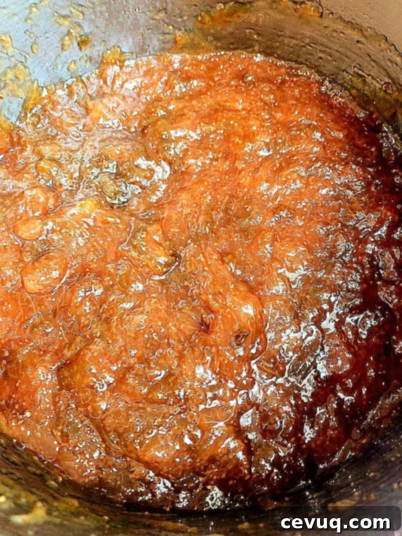Μπάρες βρώμης με σύκο και καρύδα 12 fig jam cooking in pan on stove top.