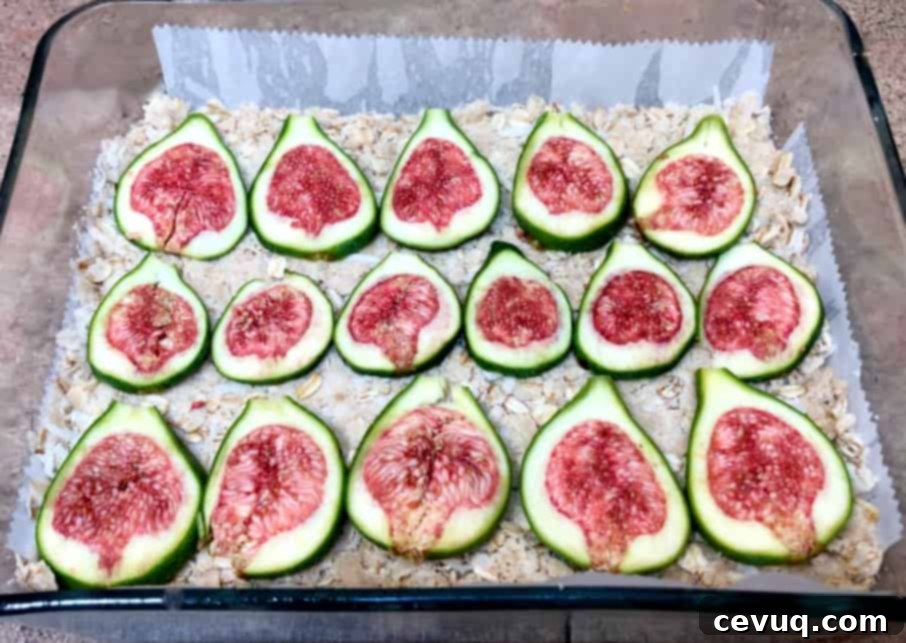 Μπάρες βρώμης με σύκο και καρύδα 9 sliced figs on top of coconut fig crumble.