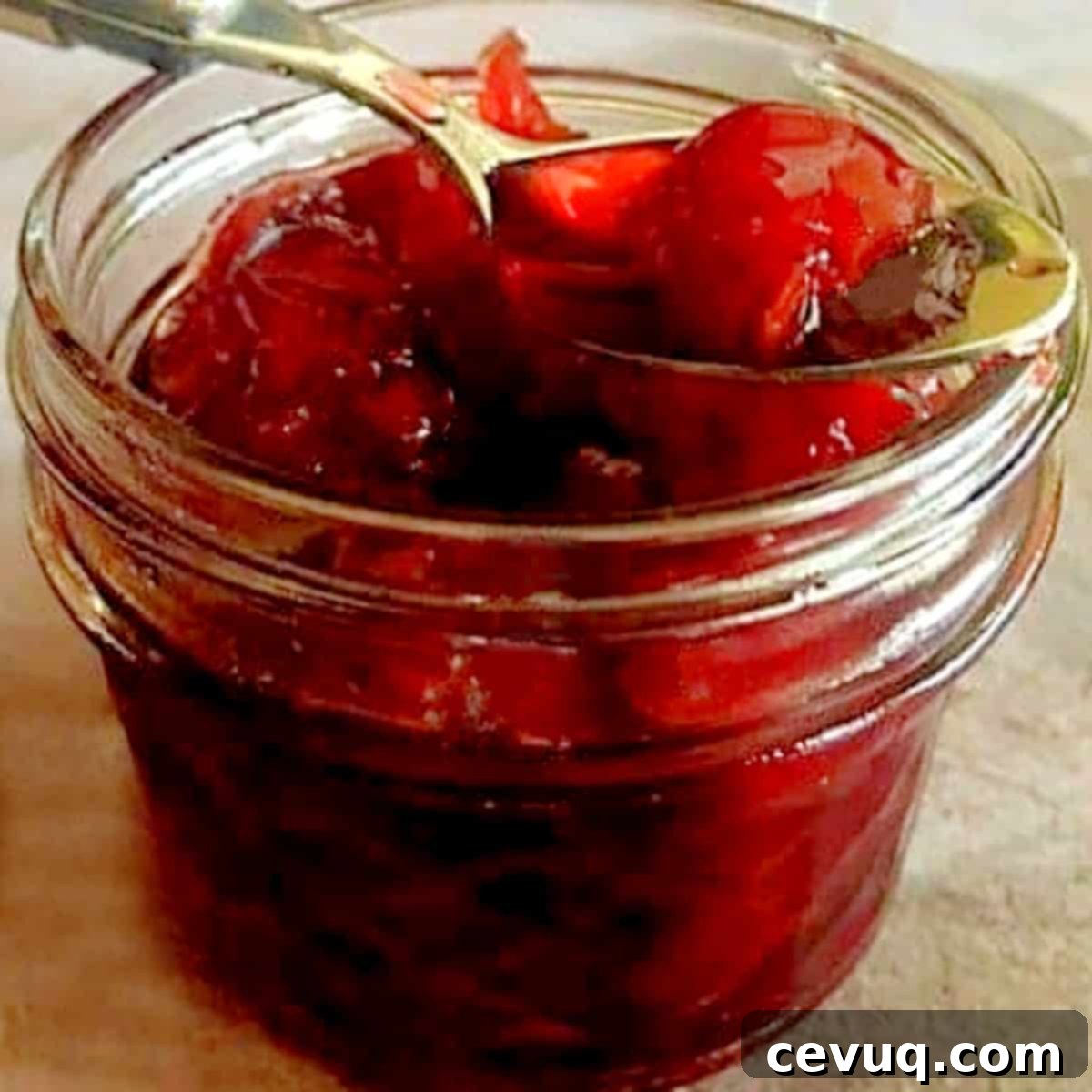 Συνταγή Βύσσινου Αμαρένα 5 homemade amarena cherries in a jar.