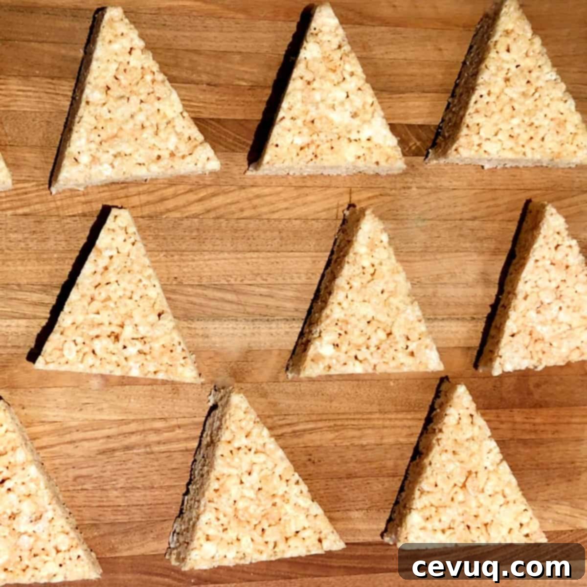 Σκουφάκια Άγιου Βασίλη από Ρύζι Κρίσπι 4 Rice Krispies κομμένα σε τρίγωνα.