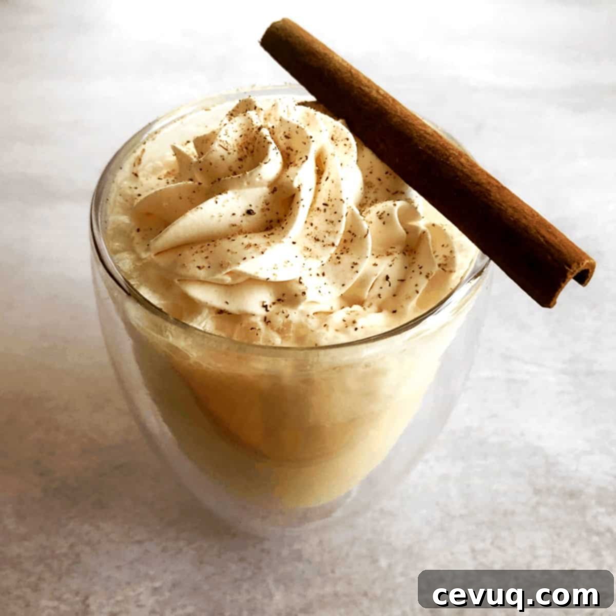 ζεστό μεθυστικό κοκτέιλ eggnog
