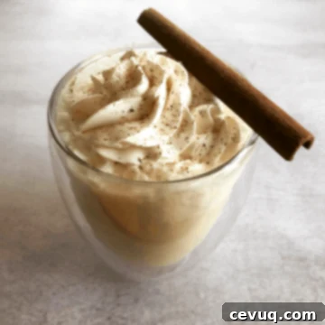 μεθυστικό eggnog με σαντιγί και ξυλάκι κανέλας