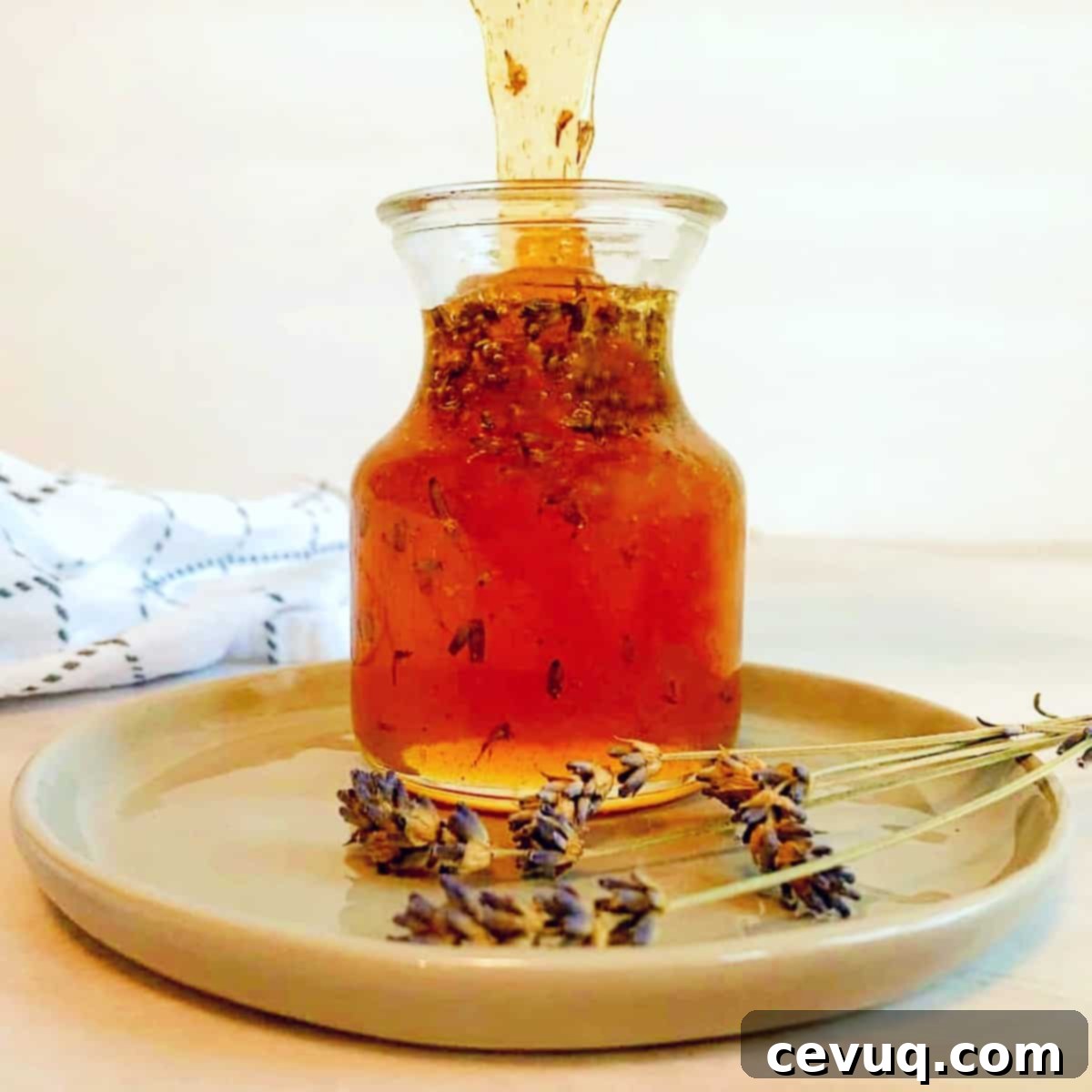 Τηγανίτες Λεβάντας με Μέλι Λεβάντας 8 Μέλι λεβάντας σε μικρό βάζο.