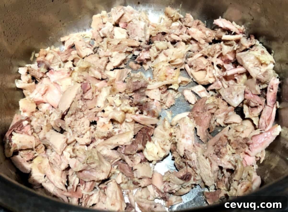 Γρήγορη Κοτόσουπα με Πράσινο Τσίλι 5 Κομμένο μαγειρεμένο κοτόπουλο στο Instant Pot.