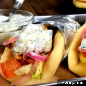 Πίτα Κοτόπουλο Σουβλάκι 13 Πιτόγυρο κοτόπουλου τυλιγμένο σε αλουμινόχαρτο με σάλτσα