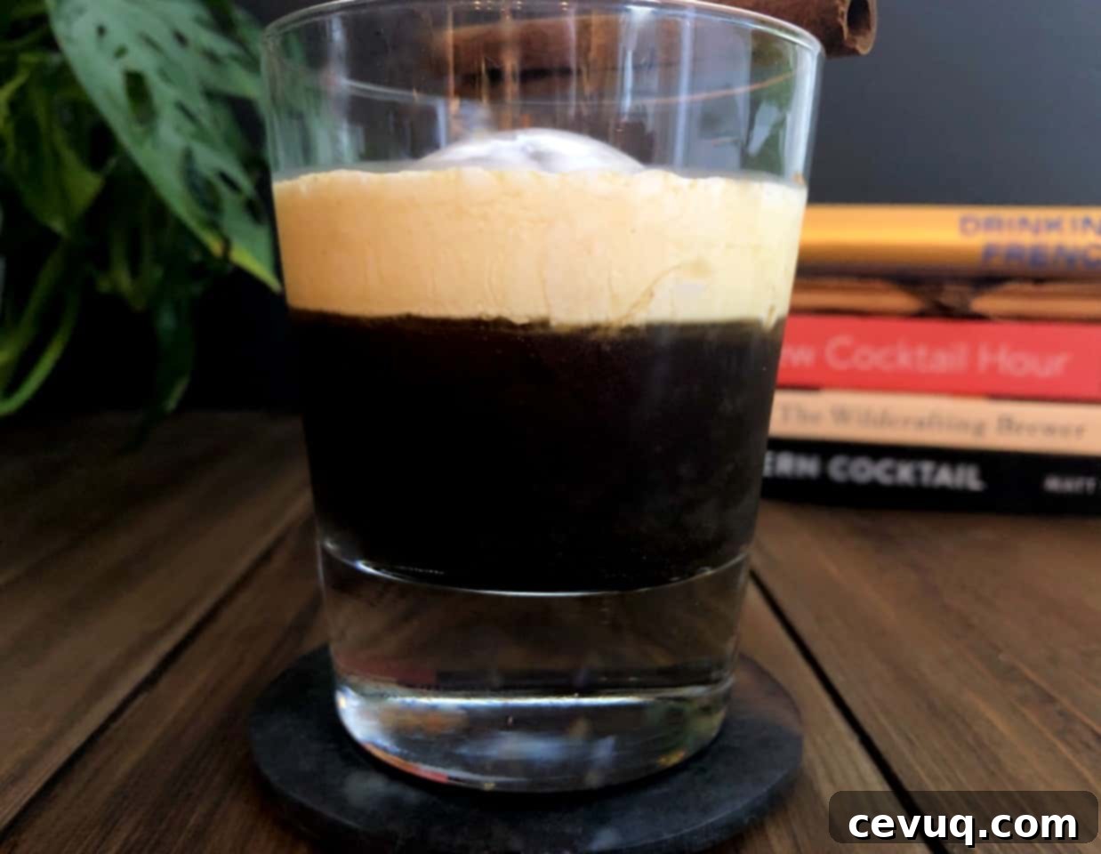 Χριστουγεννιάτικος Λευκός Ρώσος 7 gingerbread white russian με ξυλάκι κανέλας από πάνω.