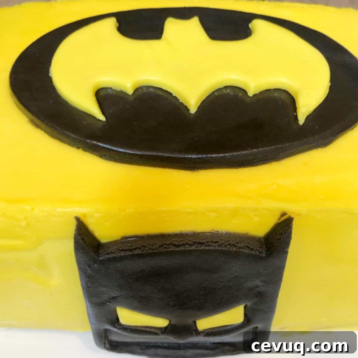 Η Τούρτα του Σκοτεινού Ιππότη 4 Τούρτα Batman με σύμβολα Batman.