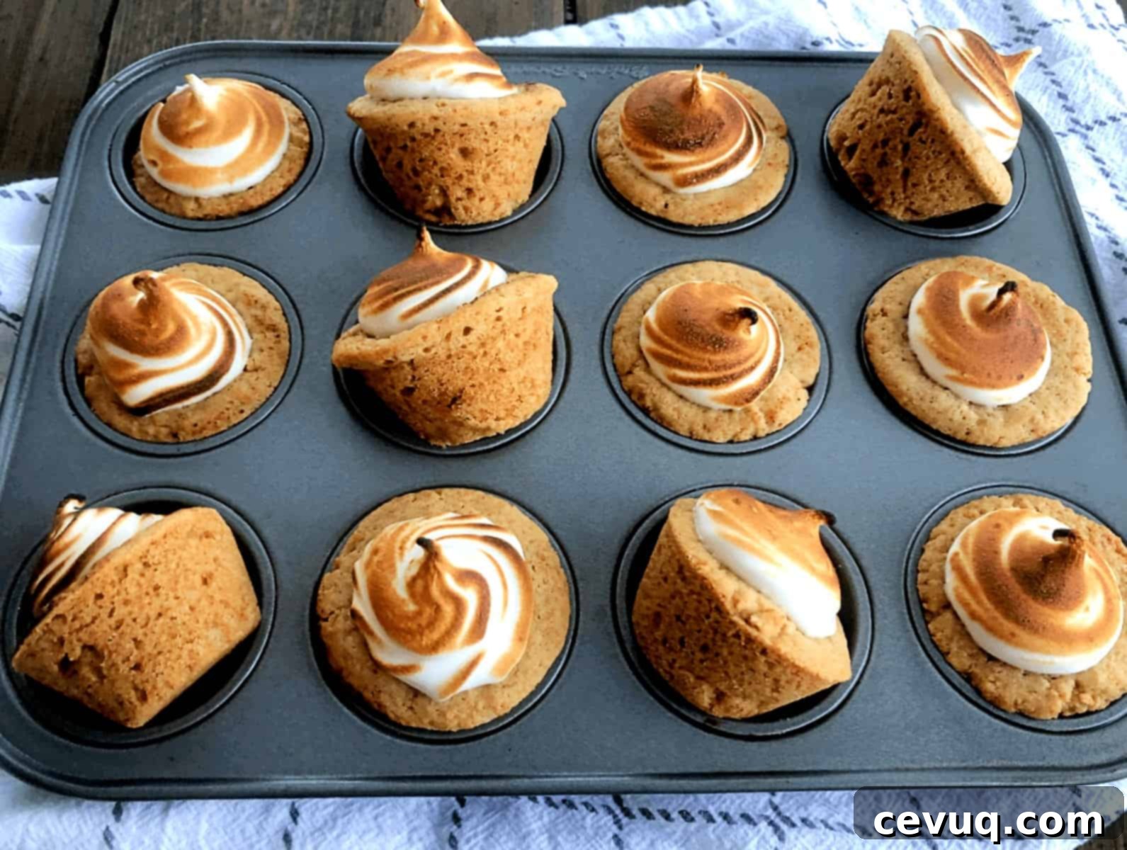 Φωλιές Μαρέγκας με Ζαχαρωτά και Σοκολάτα 2 S'mores Meringue Cups σε ταψί για mini cupcakes, έτοιμα να σερβιριστούν.