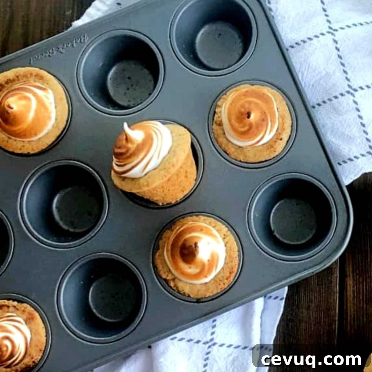 Φωλιές Μαρέγκας με Ζαχαρωτά και Σοκολάτα 3 S'mores Cups τοποθετημένα σε τραπέζι και σε ταψί ψησίματος, έτοιμα για σερβίρισμα.