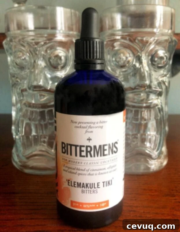 Τροπικό Ουίσκι Σάουερ 4 Bittermens Tiki Bitters μπροστά από ποτήρια Tiki