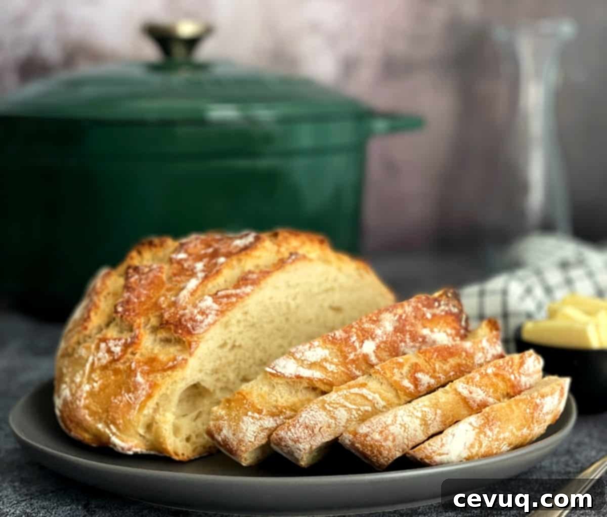 Εύκολη Σούπα Τσιοπίνο με Θαλασσινά 9 Κομμένο ψωμί με προζύμι σε χύτρα γάστρας