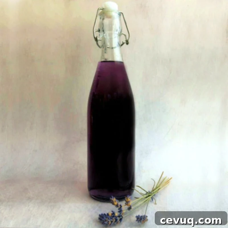 Νέκταρ Λεβάντας 2 lavender simple syrup in a flip top bottle.
