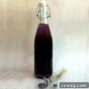 Νέκταρ Λεβάντας 7 lavender simple syrup in a flip top bottle.