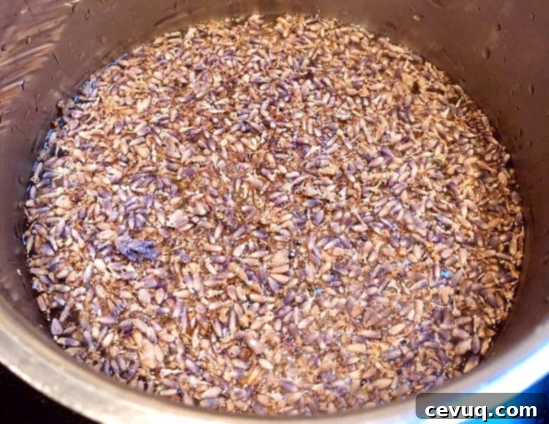 Νέκταρ Λεβάντας 4 lavender steeping for lavender syrup.