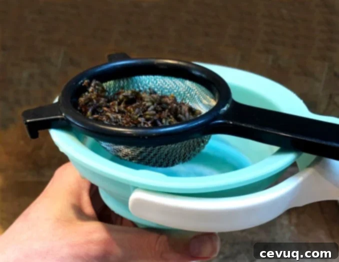 Νέκταρ Λεβάντας 5 lavender buds straining for syrup.
