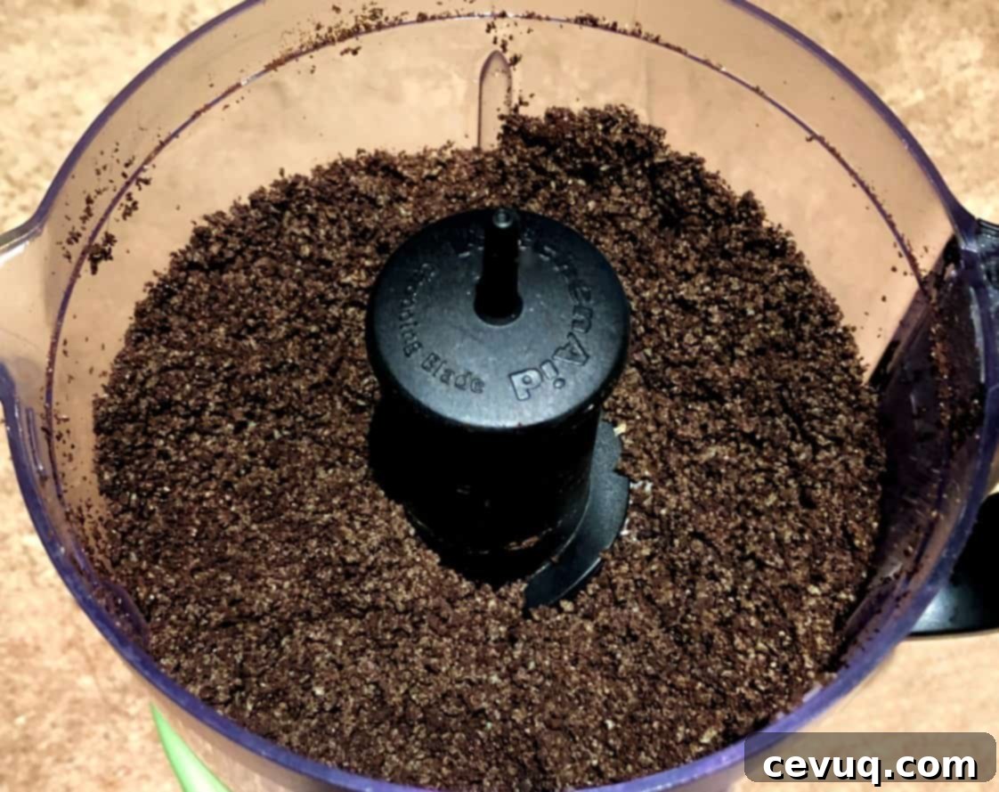 Παγωτοτάρτα Όρεο Μέντα 4 Oreo αλεσμένα σε έναν επεξεργαστή τροφίμων.