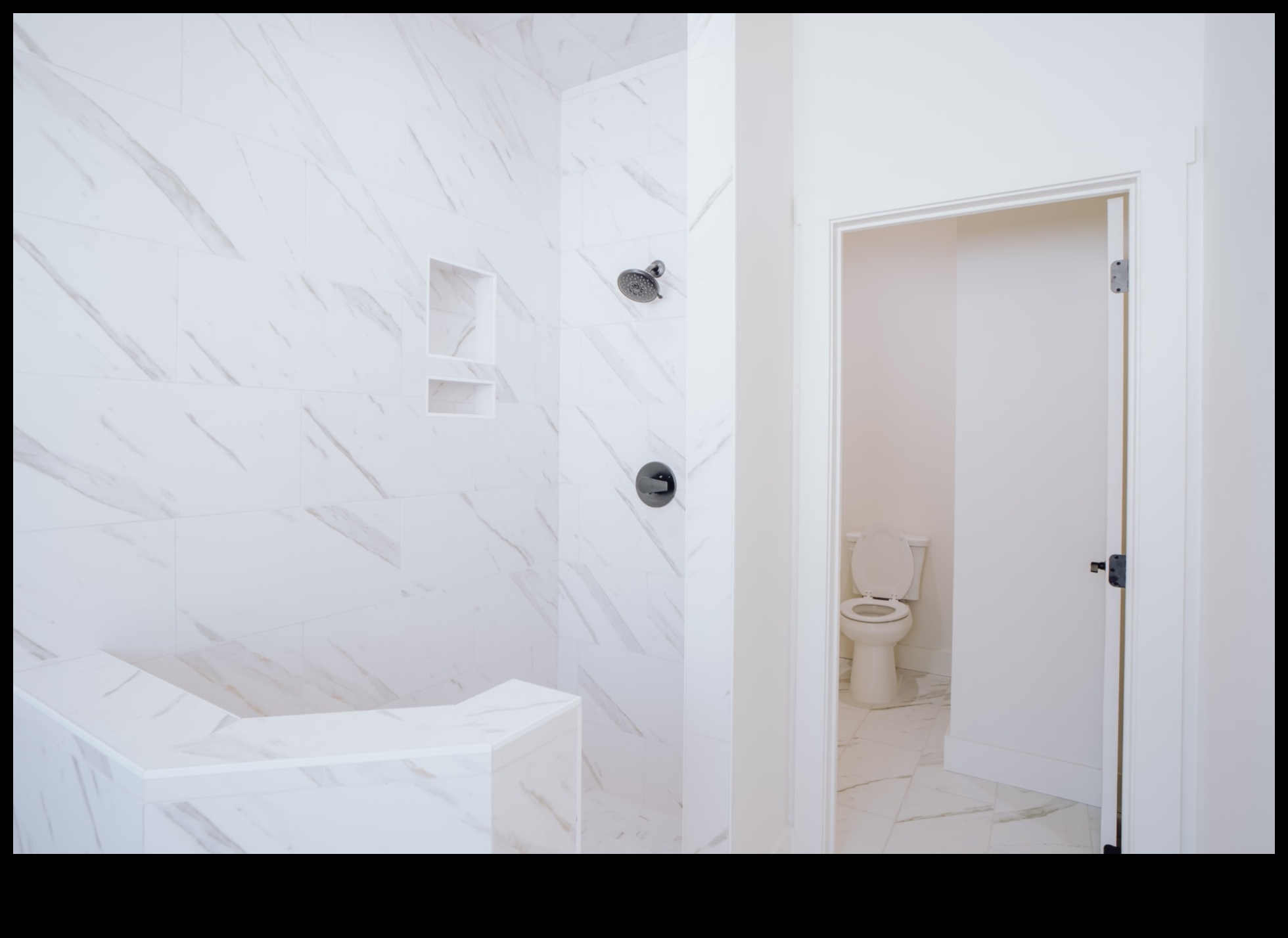 Marble The Timeless Υλικό Μπάνιου 6 Πώς μπορώ να χρησιμοποιήσω το μάρμαρο στο μοντέρνο σχεδιασμό μπάνιου για μια πολυτελή εμφάνιση;