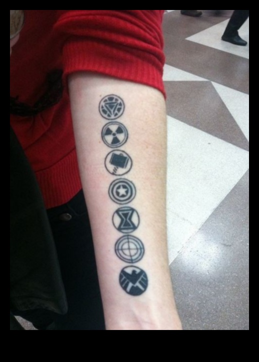 Μινιατούρα Marvels τολμηρά τατουάζ καρπού που παίζουν μια γροθιά 2 Miniature Marvels: Μικροσκοπικά τατουάζ στον καρπό με τολμηρή παρουσία