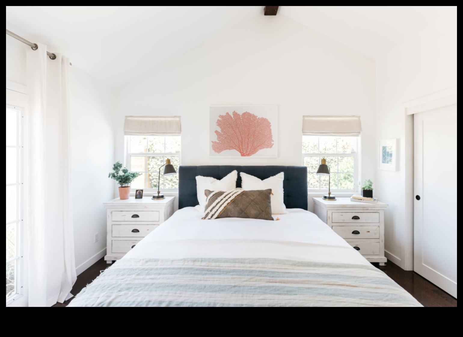 Διακόσμηση παραθαλάσσιου υπνοδωματίου για ένα χαλαρωτικό καταφύγιο στην παραλία