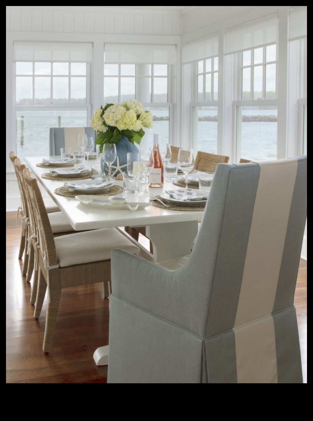 Ποιες είναι μερικές αποτελεσματικές συμβουλές για τη διακόσμηση μιας υπαίθριας τραπεζαρίας με παραθαλάσσια ατμόσφαιρα;