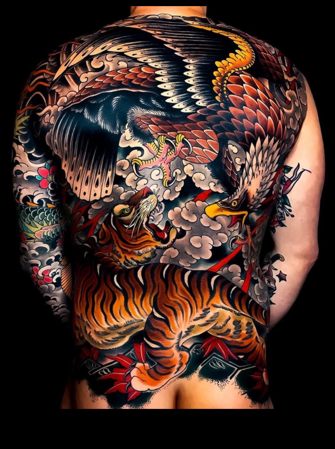 Τολμηρές πινελιές Αριστοτεχνική δεξιοτεχνία στο Back InkΜια βιτρίνα των καλύτερων παραδειγμάτων μελάνης πλάτης, από το παραδοσιακό ιαπωνικό τατουάζ έως τα μοντέρνα αμερικανικά στυλ. 2 Τολμηρές πινελιές: Αριστοτεχνική δεξιοτεχνία στο πίσω μελάνι