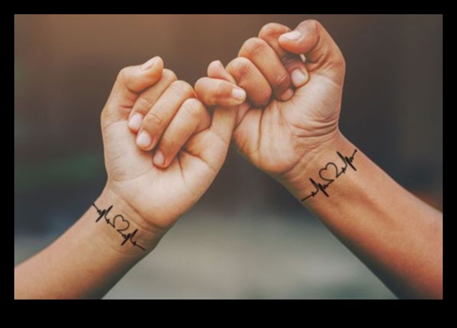 Whispers of Love: Ζευγάρι Τατουάζ με Ατελείωτη Σημασία