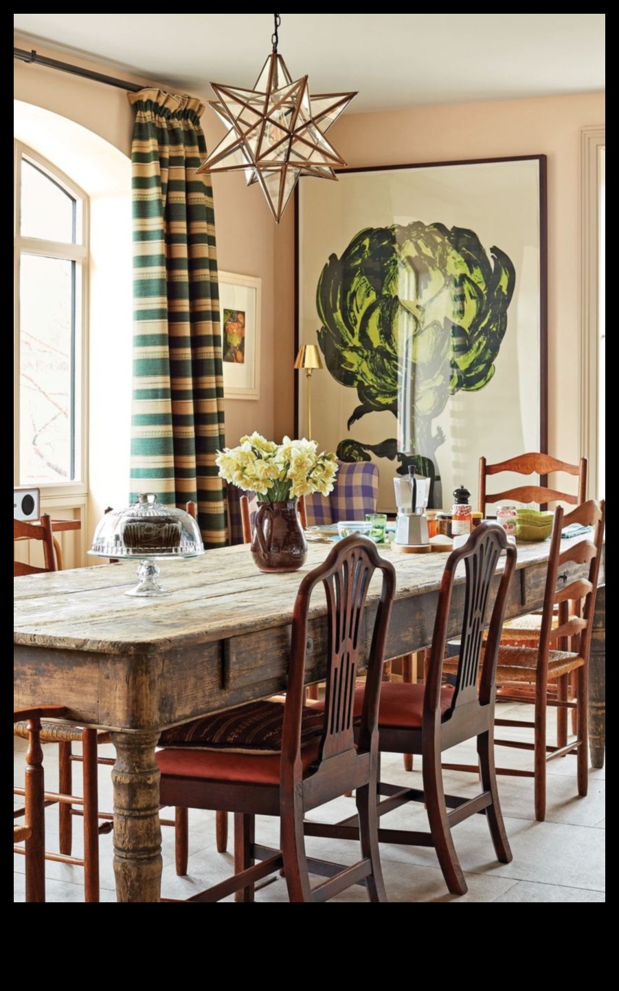 Διακόσμηση τραπεζαρίας αστικής αγροικίας για οικογενειακές συγκεντρώσεις