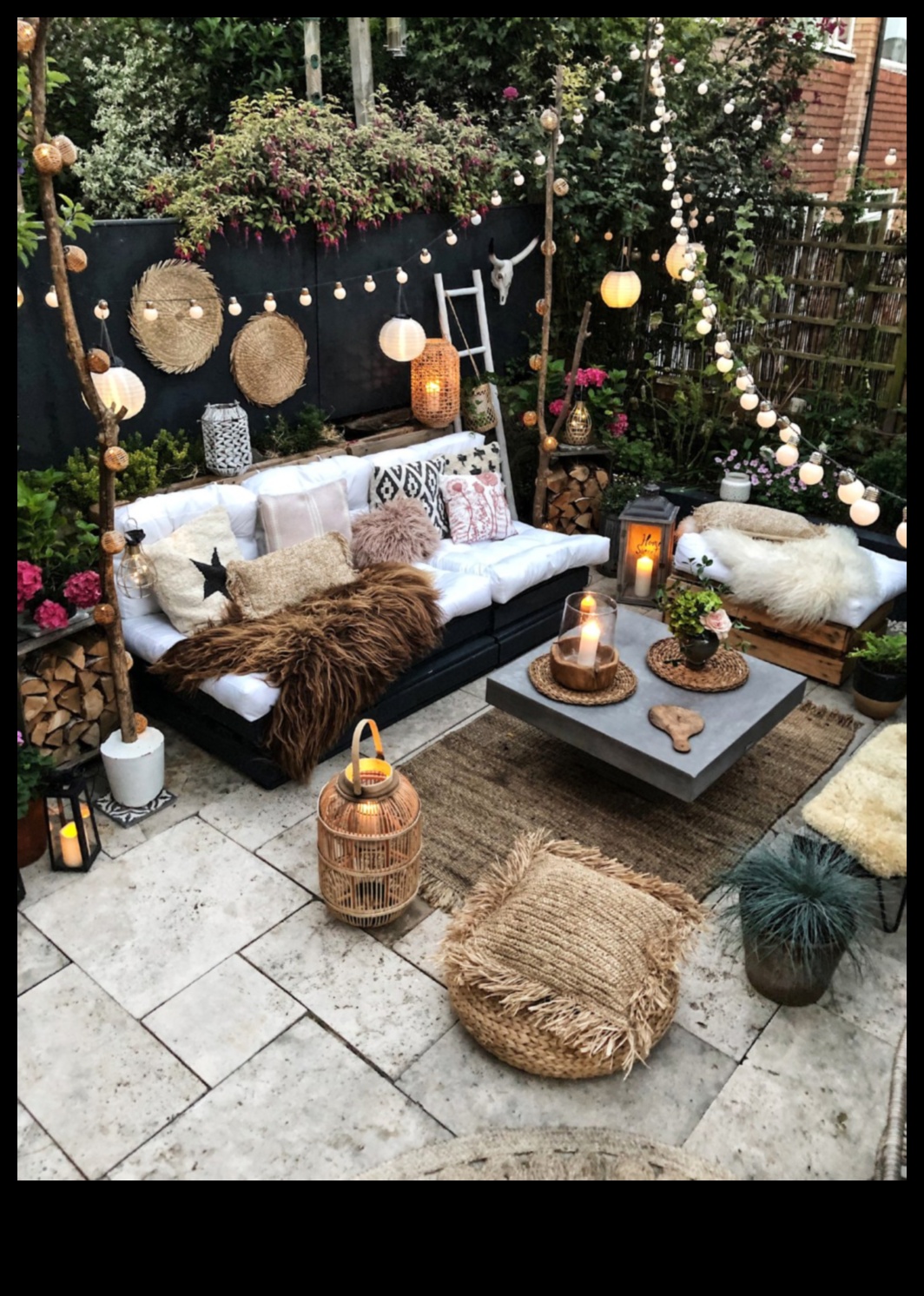 Μπορείτε να προτείνετε τρόπους για να χρησιμοποιήσετε το Eclectic Outdoor Patio Decor with Vibrant Boho Cushions;