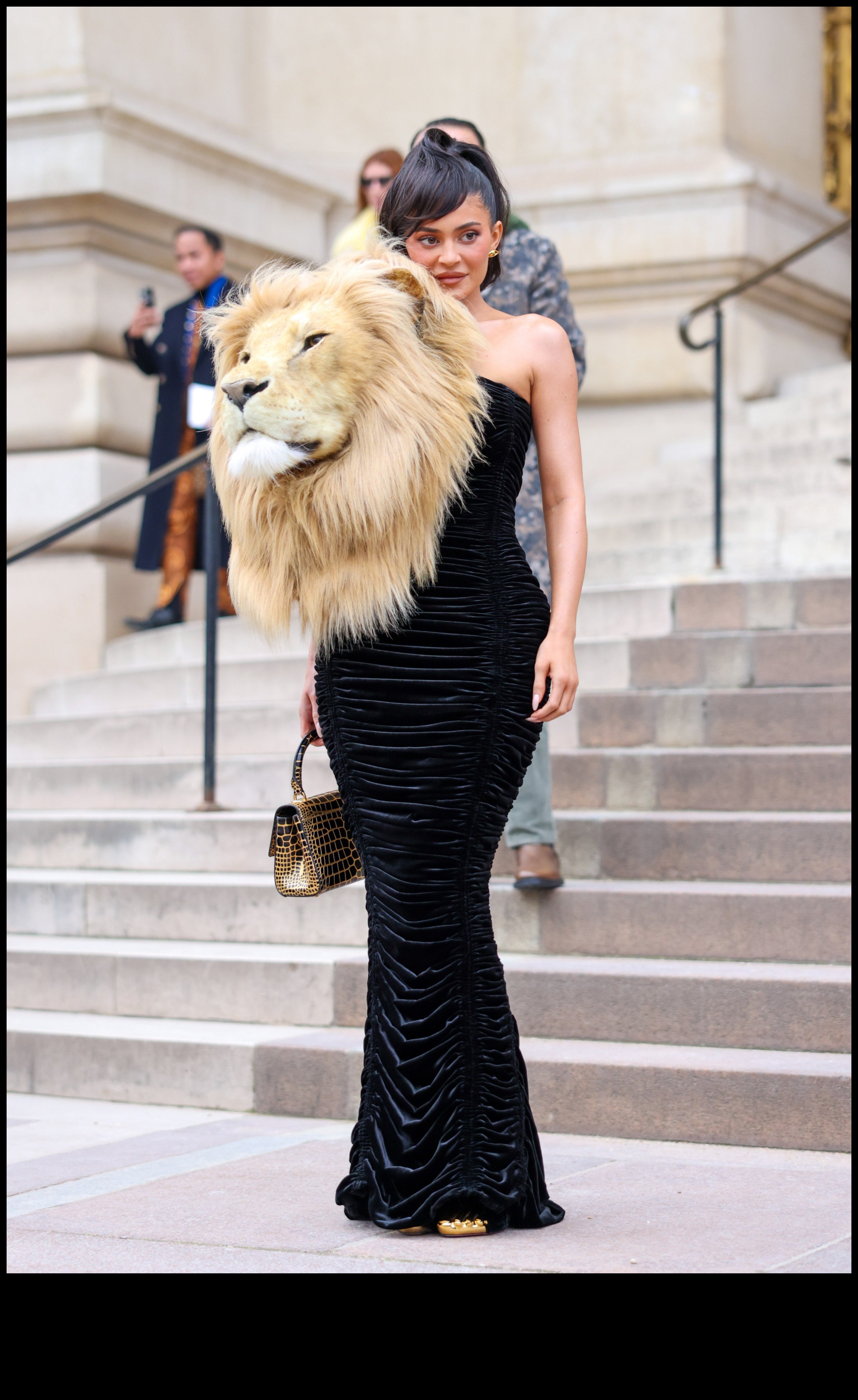 Cinematic Couture: Drama and Elegance in Iconic Fashion Photography