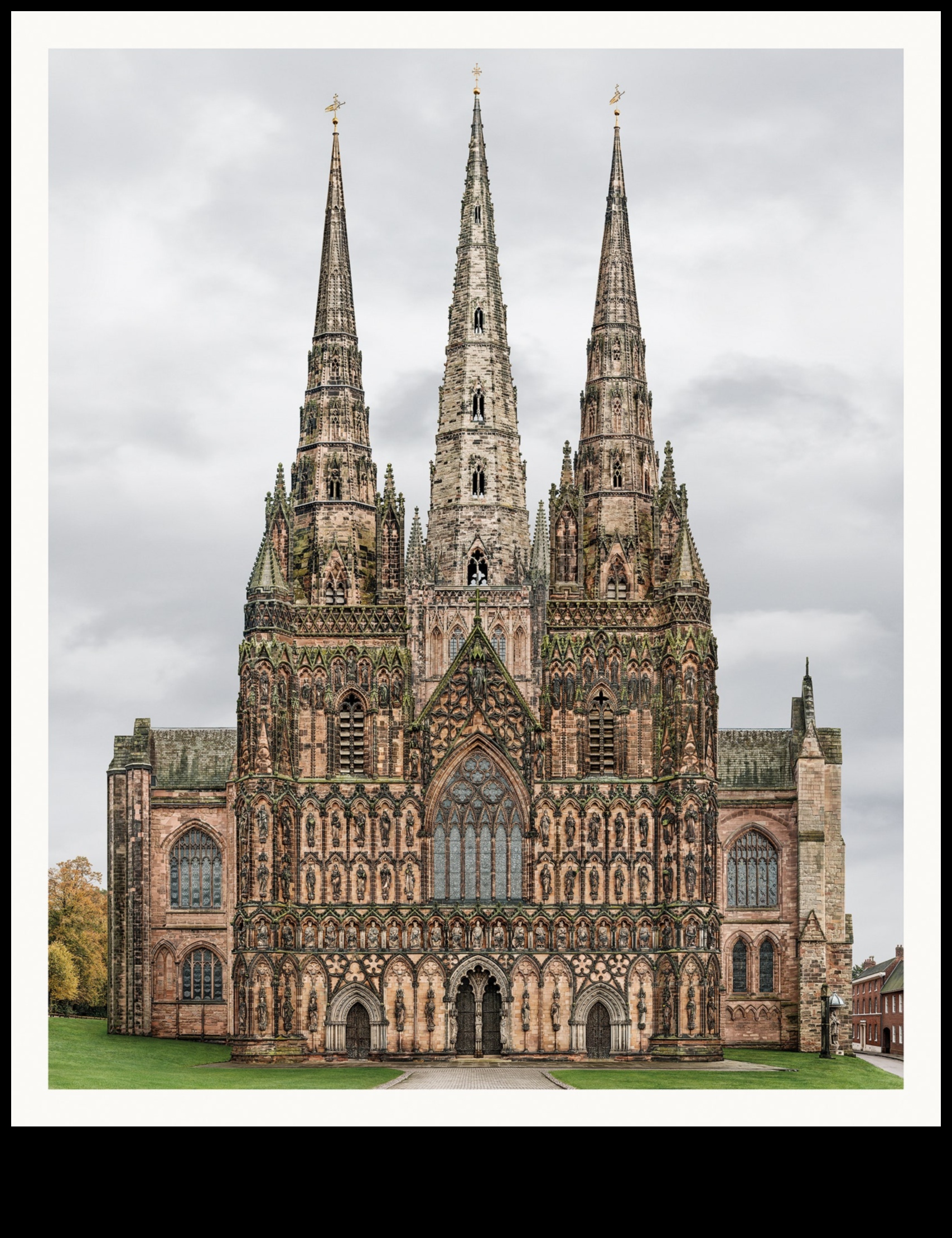 Το Gothic Grandeur Unveiled: A Journey in Architectural Photography