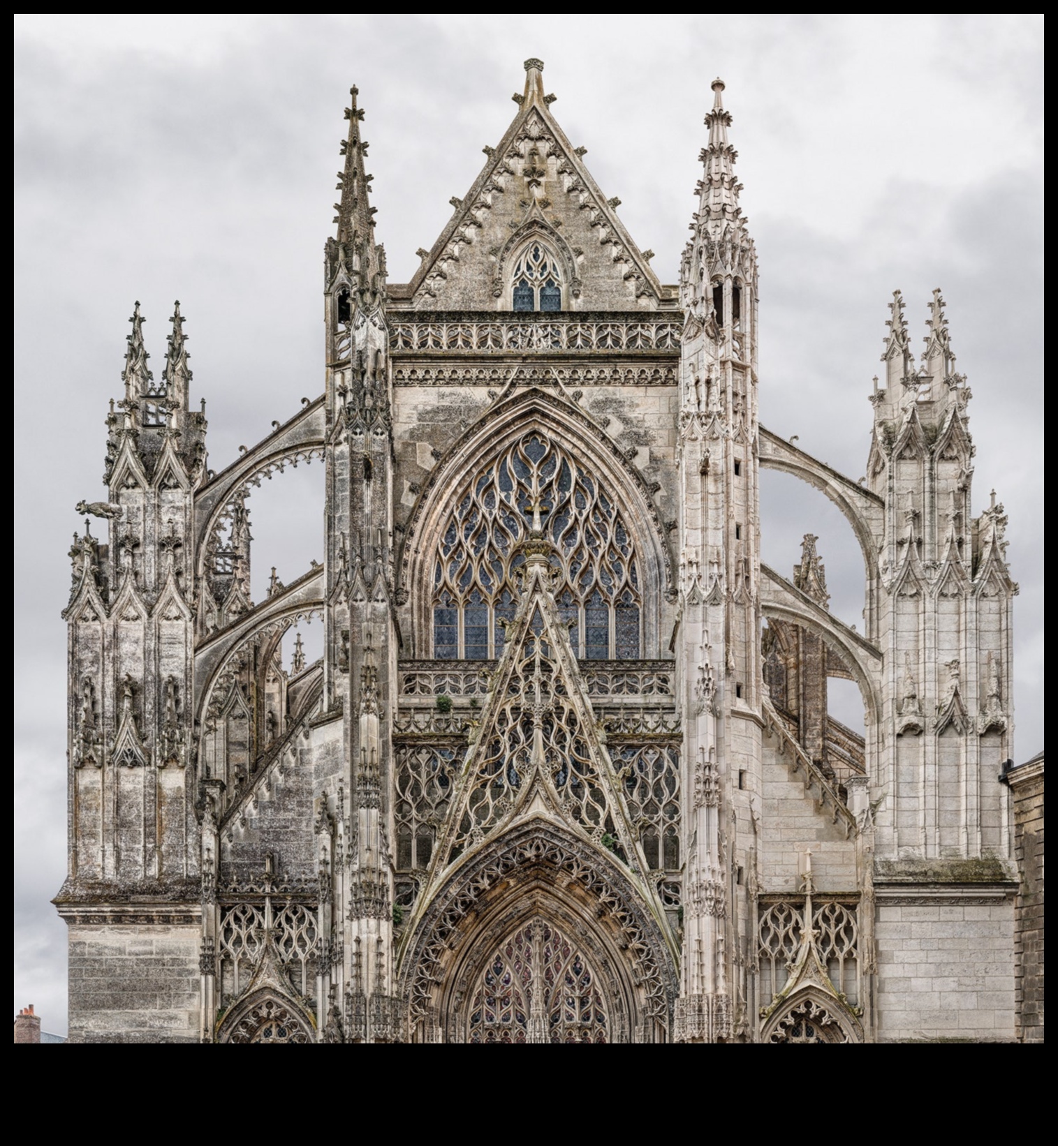 Το Gothic Grandeur Unveiled: A Journey in Architectural Photography