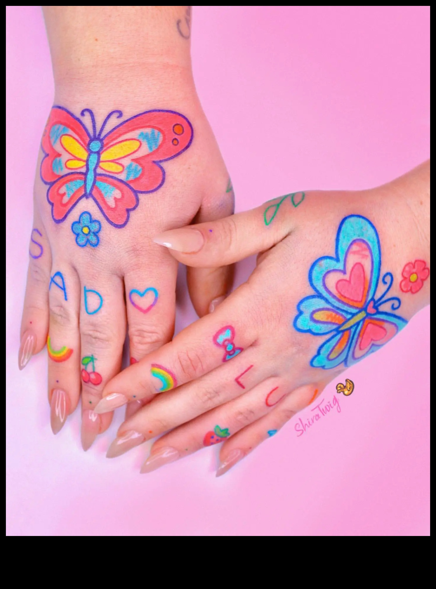 Μικροαριστουργήματα: Βουτήξτε στη γοητεία των μοναδικών κομψών τατουάζ στα δάχτυλα