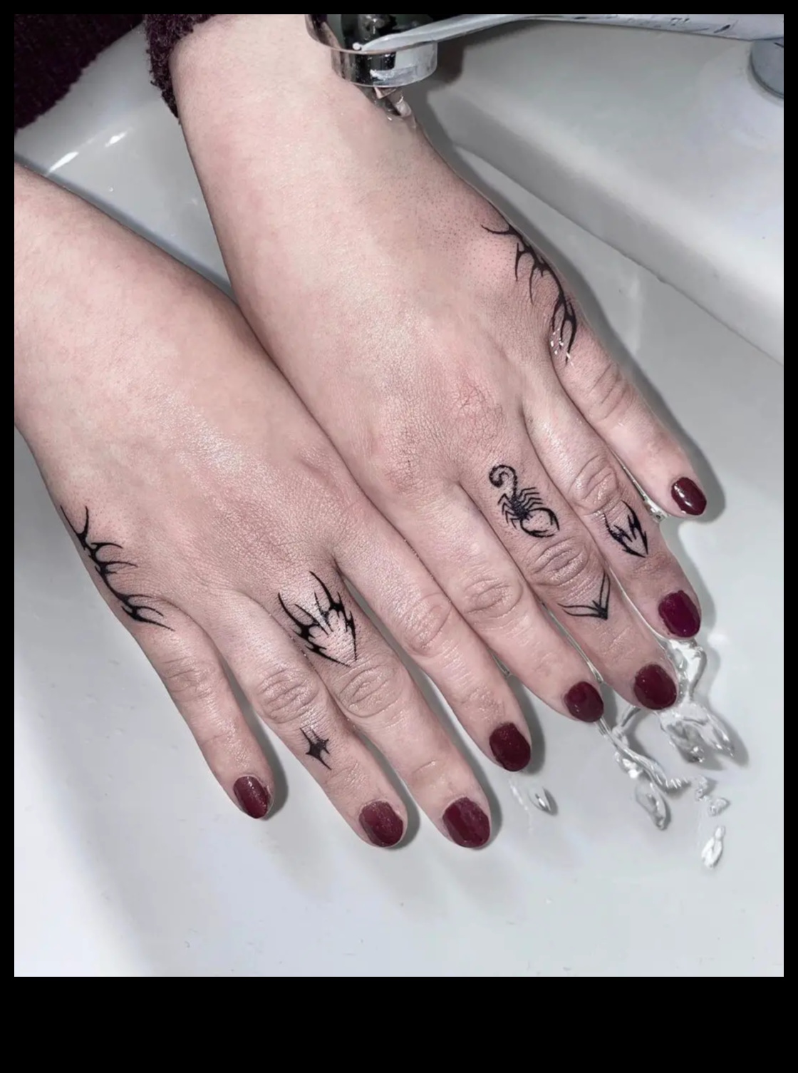 Μικροαριστουργήματα: Βουτήξτε στη γοητεία των μοναδικών κομψών τατουάζ στα δάχτυλα