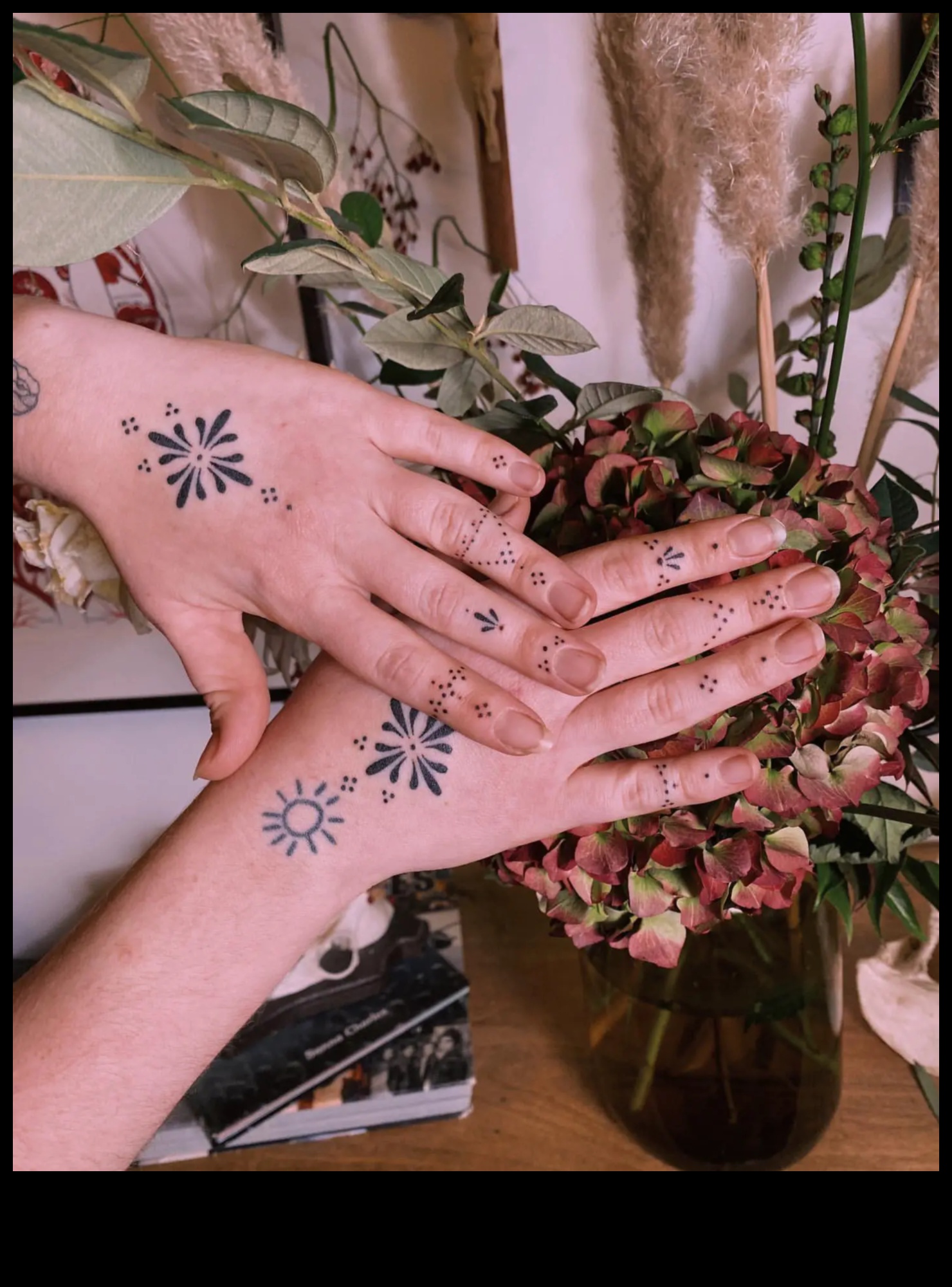 Μικροαριστουργήματα: Βουτήξτε στη γοητεία των μοναδικών κομψών τατουάζ στα δάχτυλα