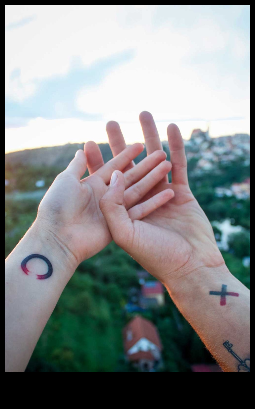 Συμβολικοί δεσμοί: Τατουάζ ζευγαριού που αντιπροσωπεύουν την ουσία της αγάπης