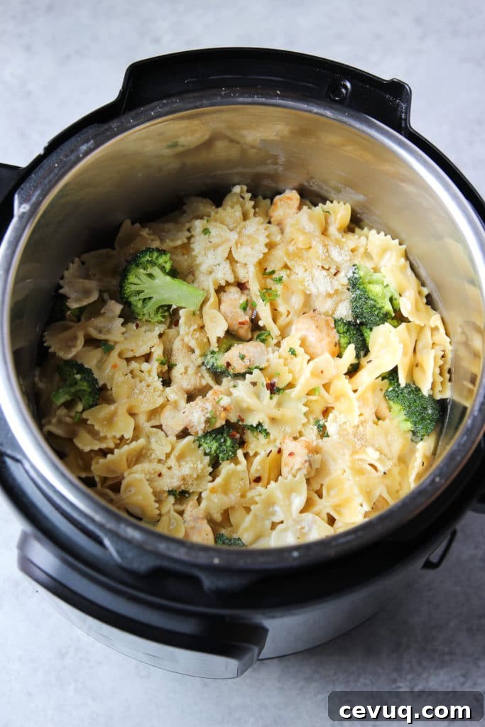 creamy Alfredo Pasta with chicken and broccoli in an instant pot