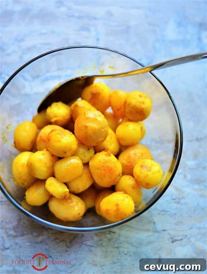 Fried boiled potatoes placed in a bowl.
