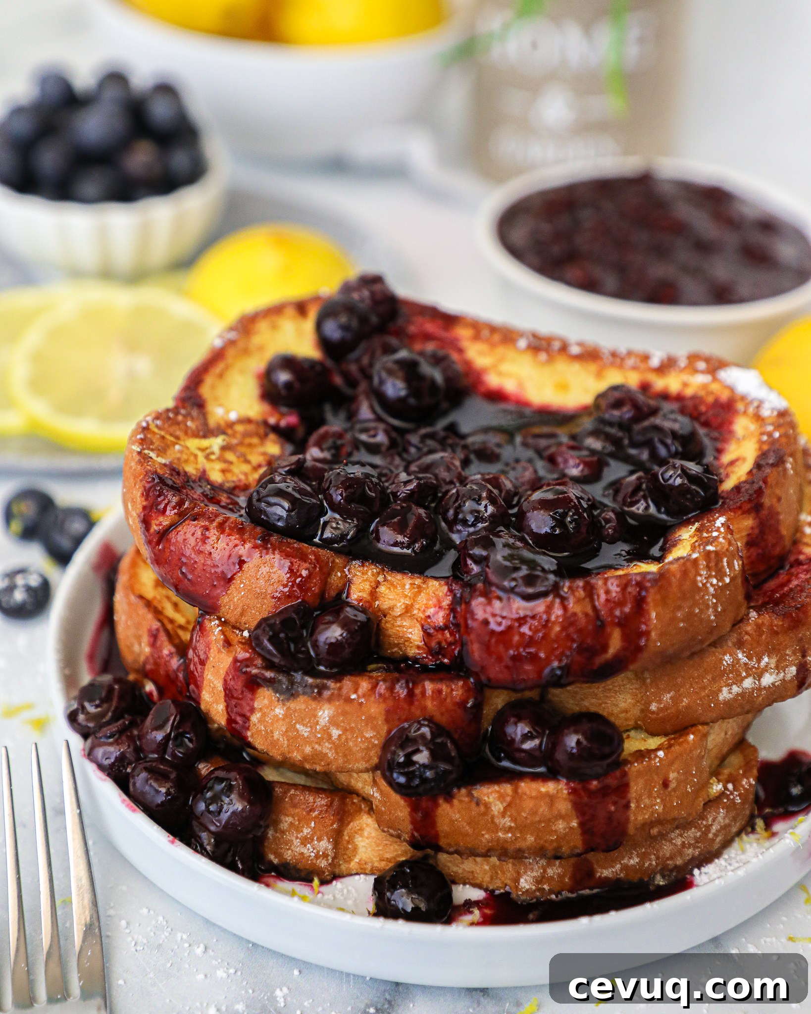 Easy lemon french toast that's only 5 ingredients! It's the perfect breakfast for summer!